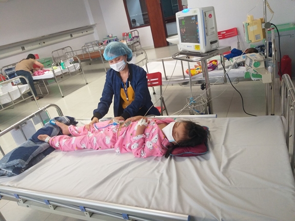 Cháu Nguyễn Thảo Vân trong thời gian điều trị tại Bệnh viện Nhi Trung ương.